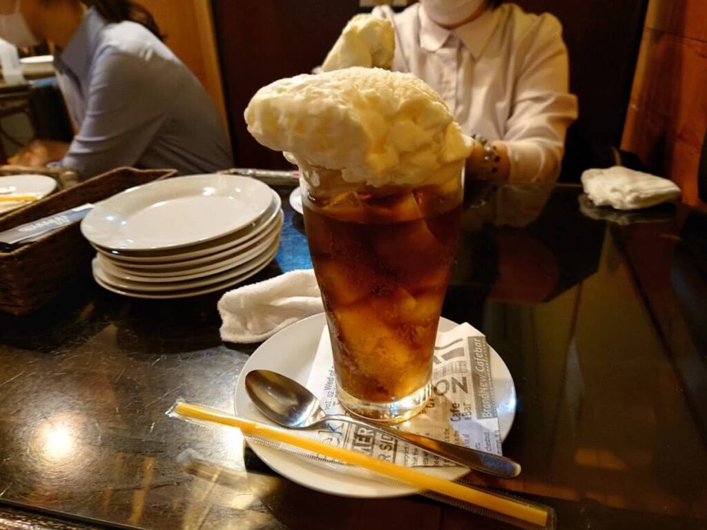 鴨川市：レストランスタッフのアイスクリームがどっさり乗った超特盛クリームソーダ