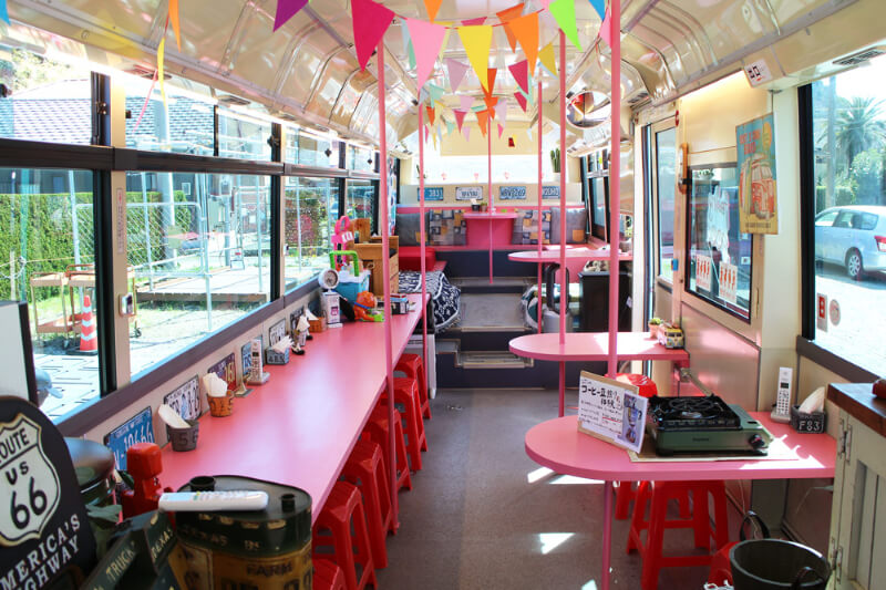 南房総市：BusCamp&Cafe127カラフルなバスで味わうタコスと生シェイク