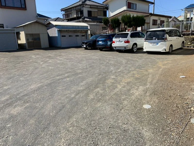 新都：広々とした砂利引きの駐車場は15台まで駐車可能