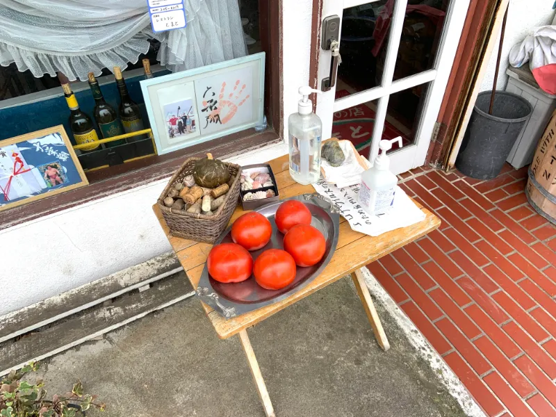 レストランとまと：入り口に大きなトマト