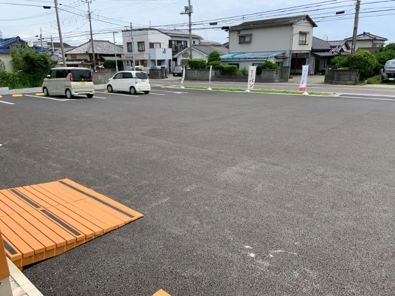 ふる里学舎パン工房：駐車場は広々で舗装済み